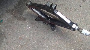 Поднимаем домкрат шуруповёртом...