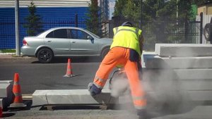 Как резать бетонные бордюры для пешеходных тротуаров