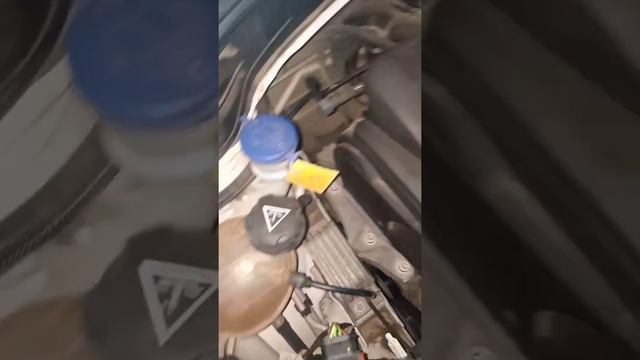 Замена лампы ближнего света на Пежо 207, PEUGEOT. Replacing the low beam bulb on the Peugeot 207 смотреть онлайн