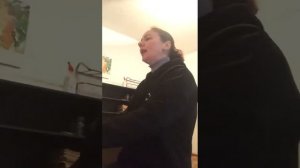 Пришла с мороза ёлочка.