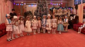 Песня "Где Снегурочка живет?" (О. Воеводина) Группа №8 "Знайки"