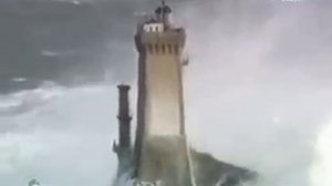 Маяк Маре во Франции во время шторма