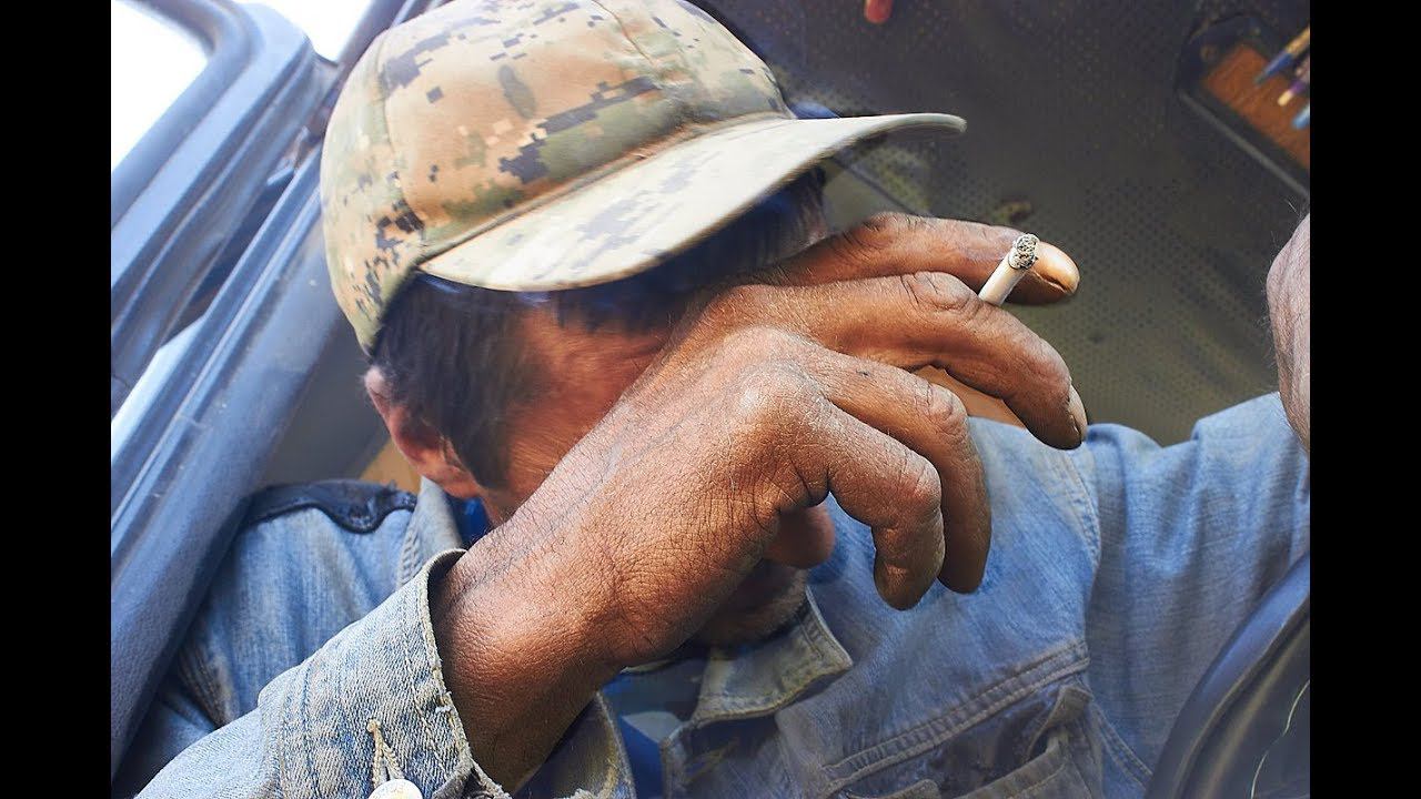 Как мужики гоняли зайца, а тракторист при этом улыбался. (Осторожно мат) смотреть онлайн