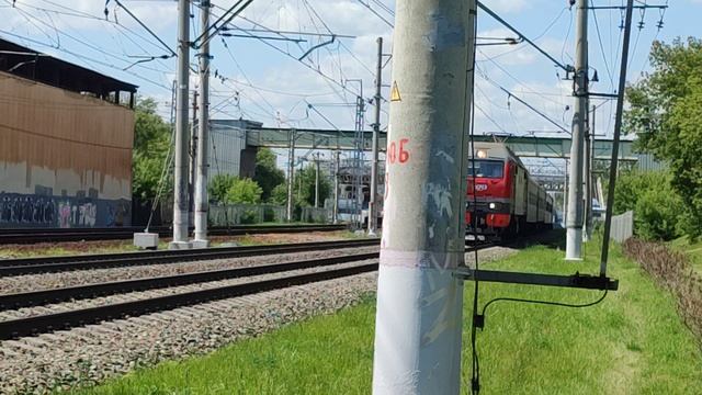 Электровоз ЭП2К-325 с скорым поездом №82 Москва – Улан-Удэ на платформе Косино (июльское солнце) смотреть онлайн