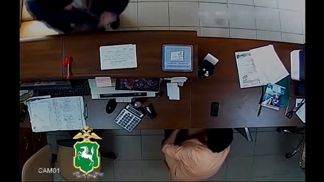 Мужчина украл деньги из медучреждения, пока администратор отвлеклась смотреть онлайн