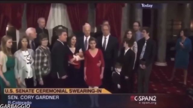 УЖАСНЫЙ ДЖО БАЙДЕН  НЕПОЗВОЛИТЕЛЬНО МНОГО ДО ОМЕРЗЕНИЯ ТРОГАЕТ ДЕТЕЙ. Joe Biden touches children