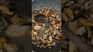 Мидии в сливочно-грибном соусе. Cozze in salsa cremosa di funghi. Mussels in creamy mushroom sauce.