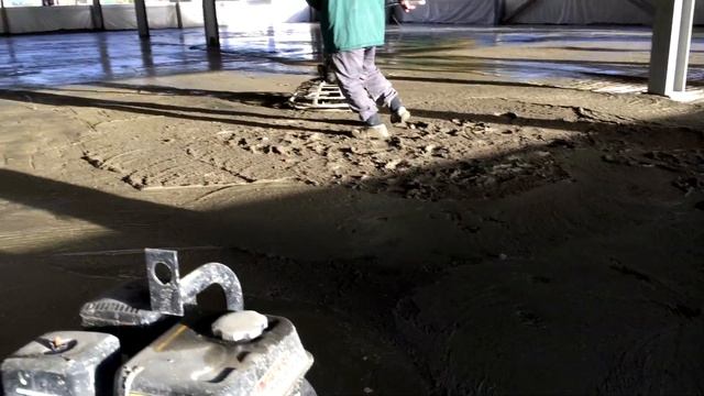 Шлифовка бетонной стяжки пола «вертолетом»
