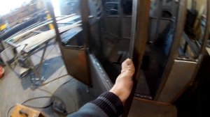 кабина трактора. Установка газлифтов двери.
