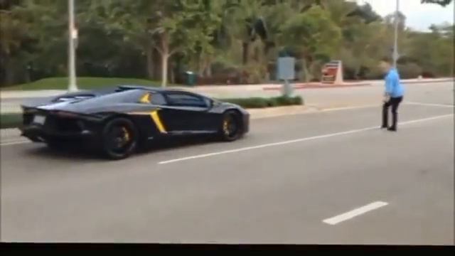 Дед бросил камень в Lamborghini смотреть онлайн