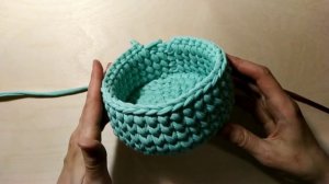 Корзина узором Галочки (в раскол) из трикотажной пряжи.