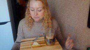 мукбанг/завтрак на кухне с Ксюшей/омлет и сырный рулетик