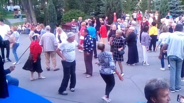 9. Танцы в парке горького Харьков. Танцевать *Ты мне сказку обещал*. Танцевать ретро танцы в парке.