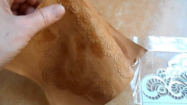 Валяные тапки , декорированные искусственным мехом и тиснёной кожей