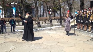 Песня в исполнеии кадетского хора под руководством священнослужителя