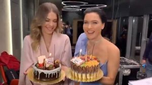 Эда Эдже и Шевваль Сам поздравляют на съемочной площадке всех с Международным Женским Днем!!!🎈❤️🎈