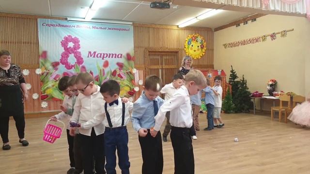 Игра "Пылесос" на утреннике 8 марта | Помогаем маме смотреть онлайн
