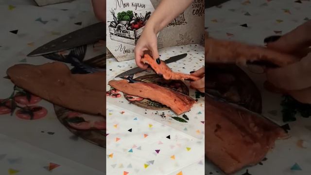 Солим красную рыбку ???#горбуша #рыба #соленаярыба #готовлю #готовлюдома.mp4