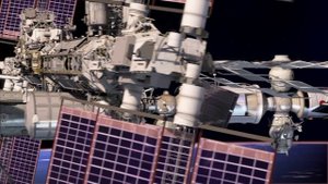 МКС - Бесплатный видео футаж. Международная Космическая Станцая в космосе на земной орбите 4K 05