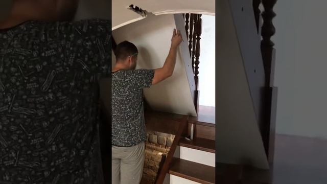 РАЗРУШАЕМ СТАРУЮ ЛЕСТНИЦУ И СТАВИМ НОВУЮ. #деревяннаялестница