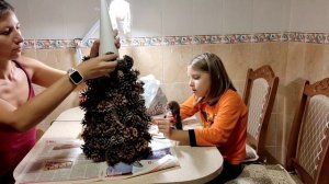 Делаем ёлку из сосновых шишек. Своими руками с детьми. Новогодняя елка своими руками.