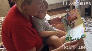 Мама читает сказку малышу. Mother reads a fairy tale to the baby.