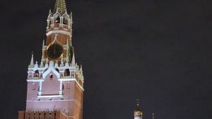 В Москве полночь. Спасская башня, бой курантов. Кремль, Красная площадь.