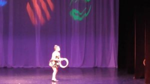 юнная жонглерка выступает под песню Пеппи длинный чулок