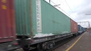 Электровоз 2ЭС5К-446 с грузовым поездом