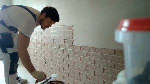 Имитация кирпичной кладки на стене с использованием шаблона