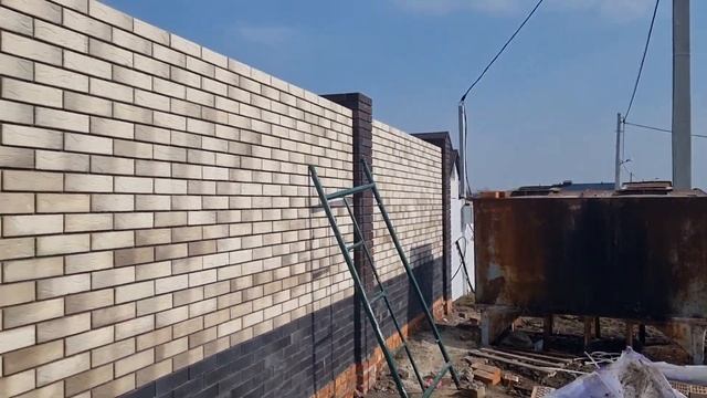 Закончили строительство фассадного забора из кирпича в микрорайоне Югозападный смотреть онлайн