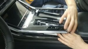 AUDI Q8 RS Установка декоративной накладки центральной консоли.