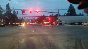 Железнодорожный переезд в США. Гляньте на вагоны...