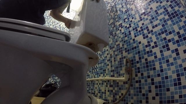 Замена арматуры смывного бачка унитаза с нижней подводкой воды. Полный цикл.