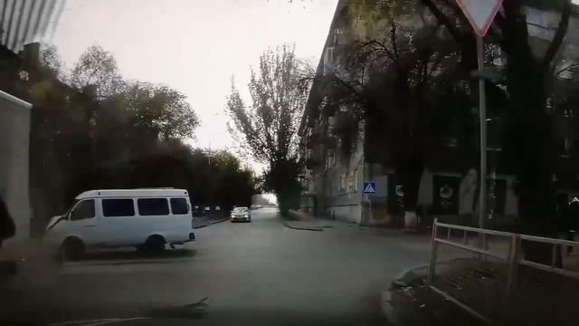 Пассажирская «ГАЗель» протаранила грузовик смотреть онлайн