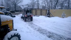 Чистка снега мини трактор Уралец 2WD с фронтальным погрузчиком