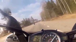 Мерседес угнал от мотоцикла на скорости 300 км/ч.