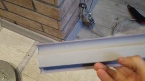 Как приклеить плинтус на силикон на жидкие обои