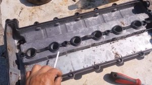 Чистка крышки клапанов Chevrolet Epica , её монтаж на старую прокладку , применяя герметик .