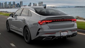 2024 Kia K5 . Обновленный седан стал современнее.