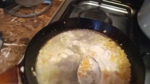 Фрикадельки в сметаном соусе и гречневая каша.