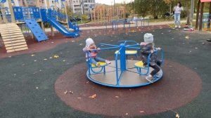 "Карусель крутится в хорошую погоду. Дети и карусель на площадке"