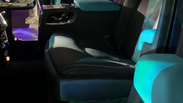 От Карелии до Байкала: Зимние узоры в Rolls-Royce! Крапива изучает “ледяной” Cullinan Frozen Lakes!