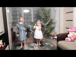 ТАНЕЦ МАЛЕНЬКИХ ДЕВЧАТ \ Зажигают под новогоднюю песню Ёлки  Шарики  Хлопушки