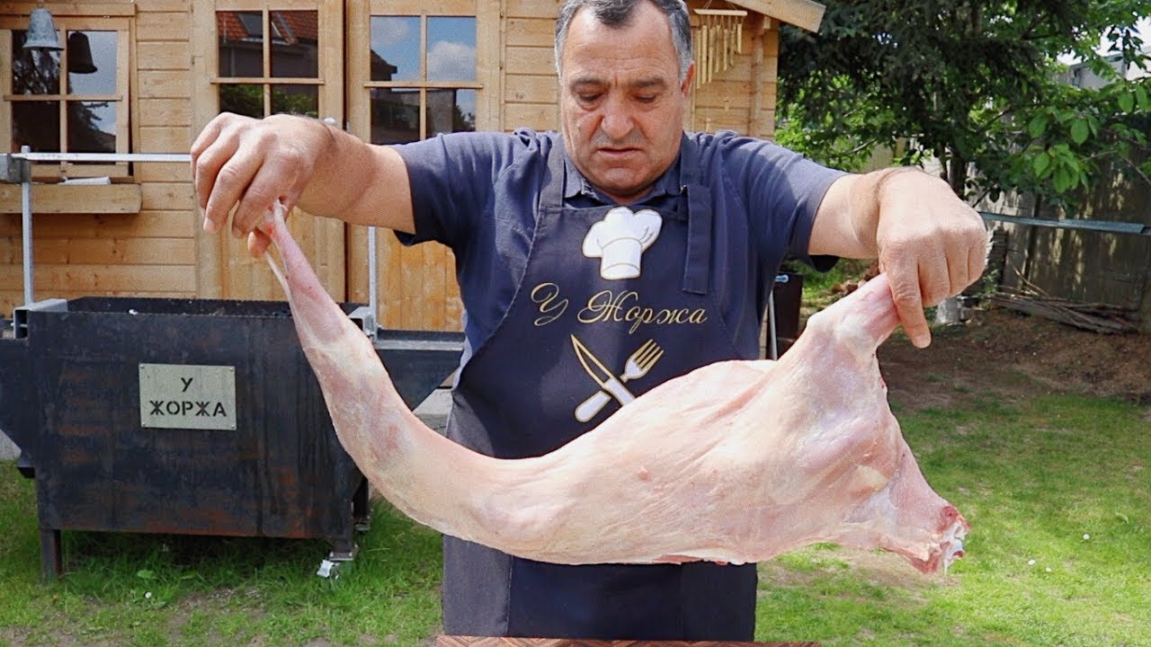 Сочный молодой козлёнок с овощами в фольге на мангале