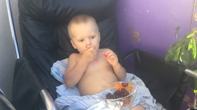 Как ребёнок кушает черешню смотреть онлайн