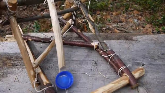 Катапульта из дерева или чем заняться с детьми в походе с помощью ножа. смотреть онлайн