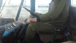 Т-150К. переключение режимов вврех/вниз, без остановки и выжима муфты.