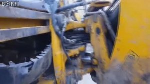 Нанесение материала на задние аутригеры экскаватора-погрузчика