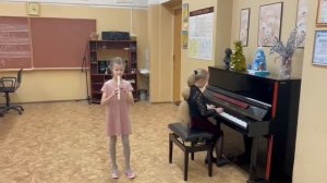 Вика играет на пианино. Кабалевский Клоуны флейта и фортепиано 2й класс.